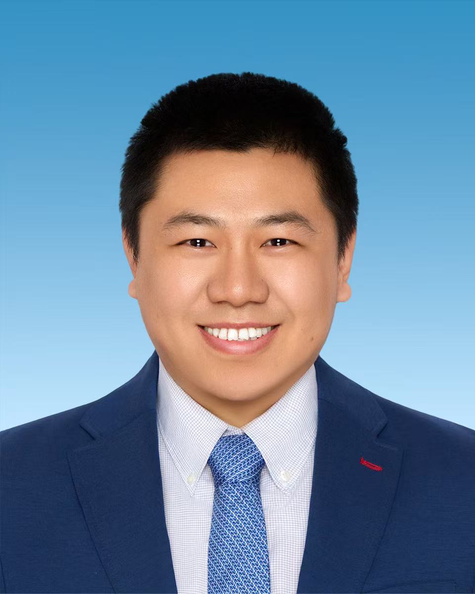 张璐  公司党委委员、副经理